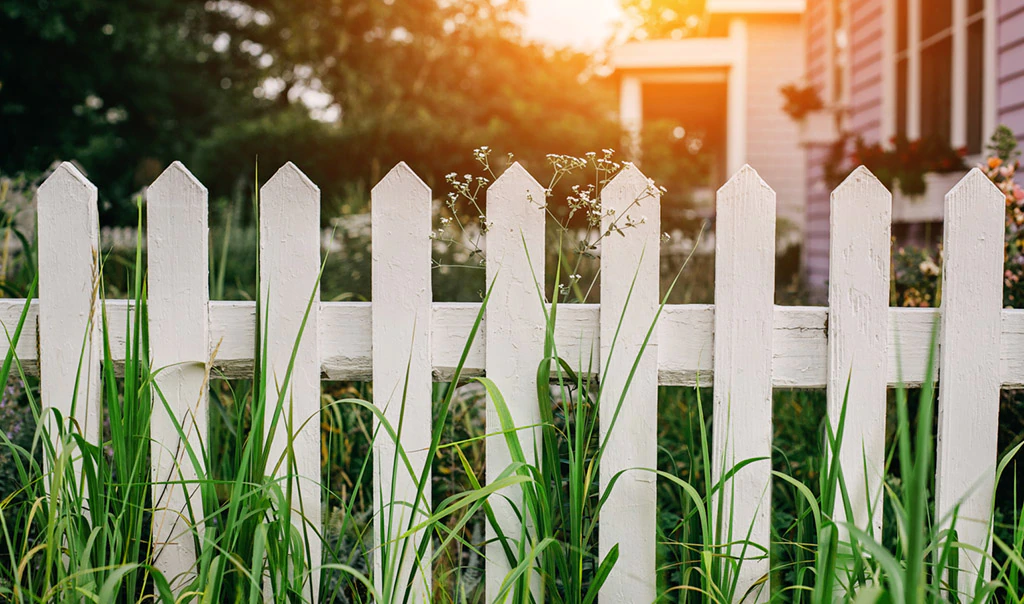 Unlock the Hidden Symbolic Significance of Fences in Your Dreams for Spiritual Enlightenment